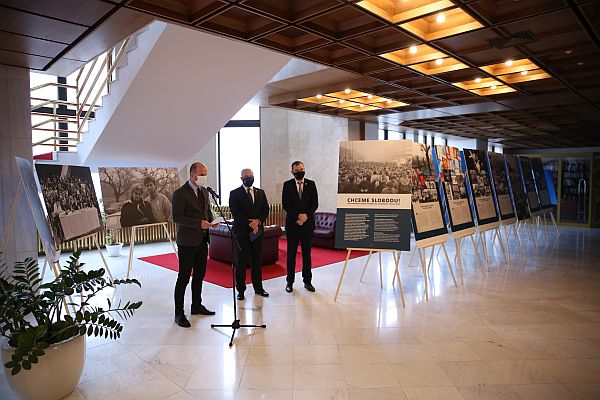 Slávnostné otvorenie výstavy Chceme slobodu! v Národnej rade SR, zľava poslanec Gábor Grendel, predseda Správnej rady ÚPN Ján Pálffy a poverený riaditeľ Centra výskumu obdobia neslobody Peter Jašek